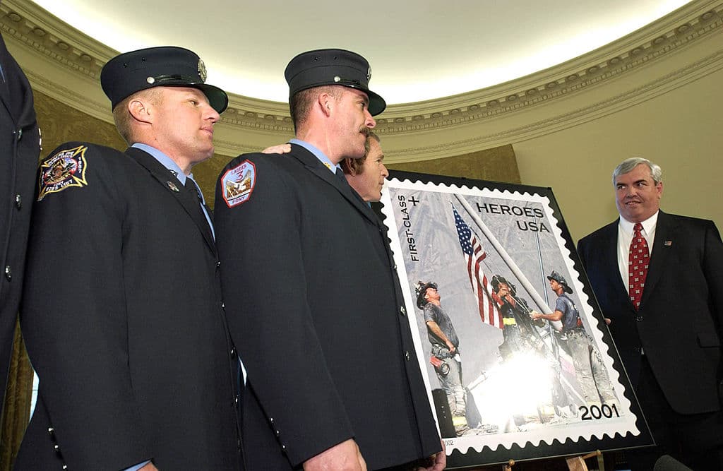 La bandera icónica izada por bomberos tras los ataques del 9/11 reapareció y será devuelta a Nueva York