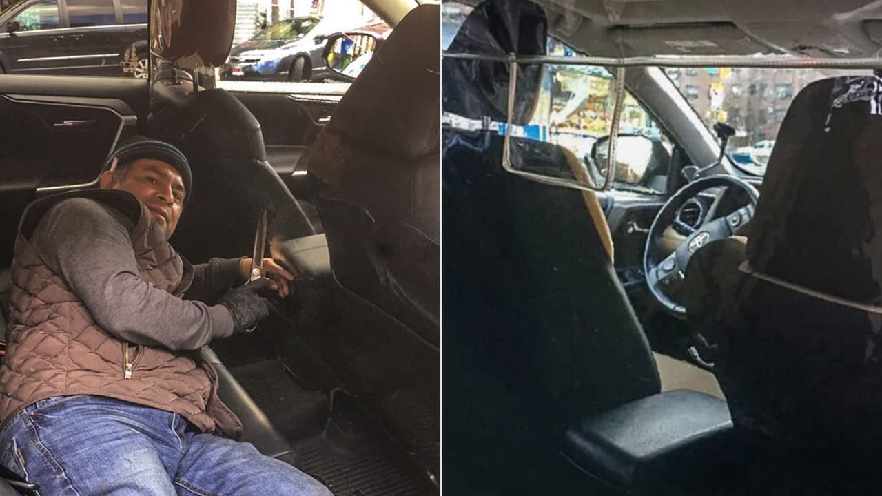 Estévez coloca el panel que hizo en uno de los taxis, para separar a los pasajeros del conductor.