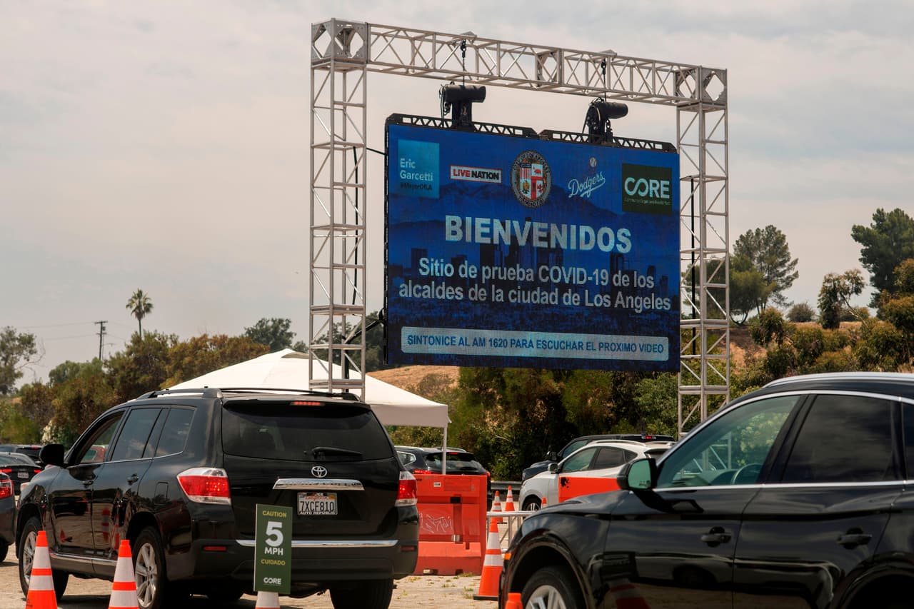 <h3 class="cms-H3-H3">4. Kings, California </h3>
<br>
<b>(58,303)</b>
<br>
<br>
<a href="https://www.univision.com/temas/california">California</a> está a punto de llegar a los 200,000 contagios, tras notificar 195,571 casos confirmados de hasta este jueves.
<br>
<br>En una conferencia de prensa, el gobernador Gavin Newsom informó que el estado registró 5,349 nuevos casos, 1,800 menos que el día anterior, cuando rompió récord al registrar 7,149 positivos.
<br>
<br>
<b>Sin embargo, para el mandatario, la tasa entre el total de pruebas hechas está en el 5,6%, un número "todavía más alto de lo que debería ser". </b>
<br>
<b> </b>
<br>Automóviles esperan en fila en un centro de pruebas de covid-19 habilitado en el Dodger Stadium.