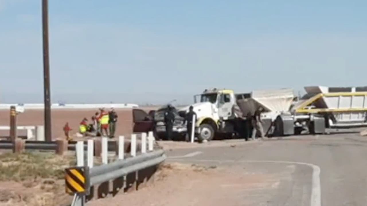 Funcionarios de transporte y primeros auxilios reportaron que 13 personas perdieron la vida en el impacto y fueron declaradas muertas en la escena, mientras otra de las víctimas murió 
<b>en El Centro Regional Medical Center, donde fue trasladado de emergencia junto con otros heridos</b>.