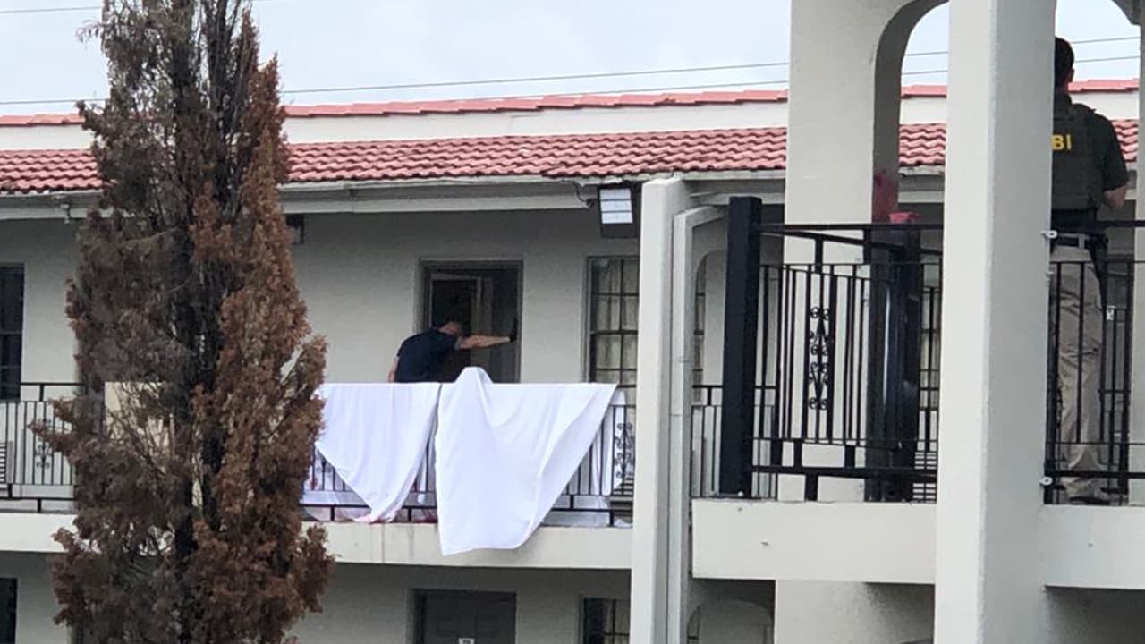 El FBI llegó a la escena en Esplanade Drive y este jueves, en la tarde, el fiscal Sean Whittmore, del condado Waller, ofreció detalles sobre el operativo. Contó que el 18 de marzo, tres migrantes transitaban en su auto por la carretera interestatal 10, cuando otros individuos les cortaron el paso y los obligaron a entrar en otro vehículo.