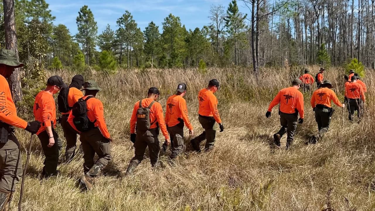 Las autoridades dijeron que no cesarían en su empeño hasta que dieran con la niña, presumiblemente muerta.