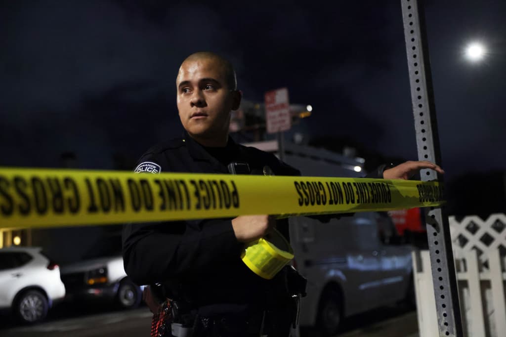 Mientras Cole Tomas Allen permanecía detenido en Washington D.C. la madrugada de este domingo, efectivos de las fuerzas del orden acordonaron con cinta policial una dirección en Torrance, California, vinculada al sospechoso del tiroteo en la Cena de Corresponsales de la Casa Blanca, según imágenes distribuidas por la Agencia de Prensa Asociada (AP) desde el lugar.