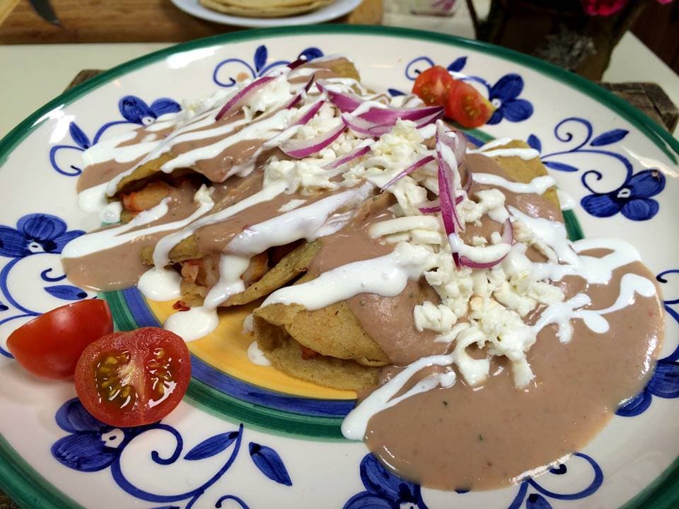 Enfrijoladas de Camarón listas para ser saboreadas.