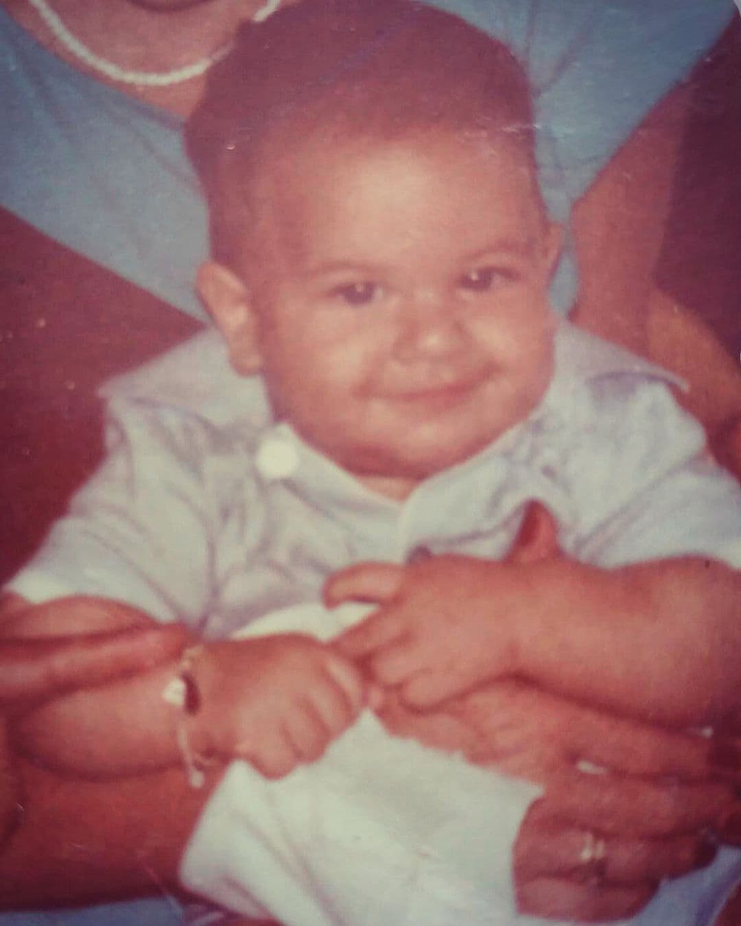 En una foto compartida en sus redes sociales, el chef Yisus dejó al descubierto cómo lucía de bebé: cachetón y muy sonriente en brazos de sus padres.