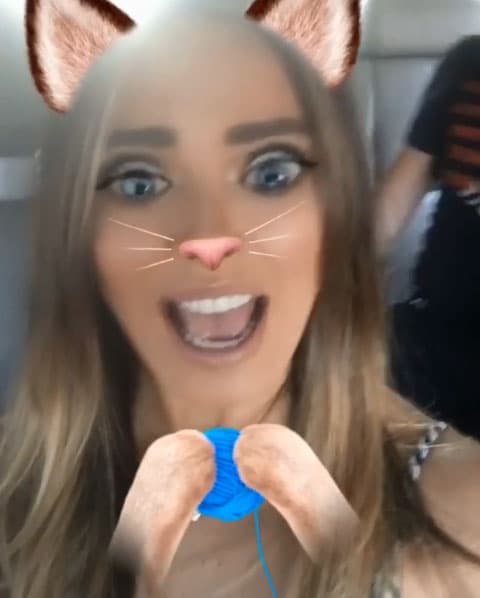 Y no podía faltar una gatita linda que juega con una bola de estambre.