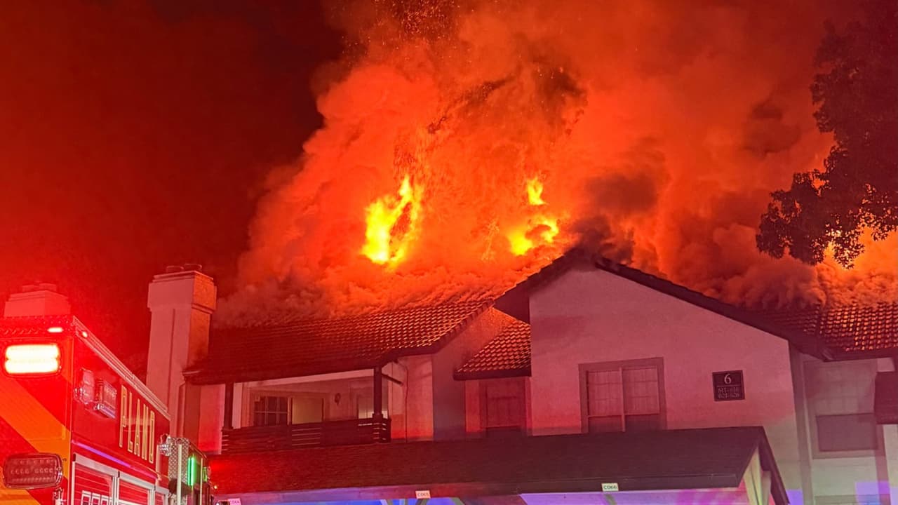 <h3 class="cms-H3-H3">En resumen 🔍 </h3>👉🏻
<b>Posible incendio provocado:</b> Una persona de interés está bajo custodia mientras las autoridades investigan el origen del fuego.
<br>👉🏻
<b>Rescate:</b> Un hombre fue auxiliado desde un balcón del segundo piso y trasladado al hospital en condición estable
<br>👉🏻
<b>Colapso parcial:</b> Parte del techo se desplomó durante la emergencia. Ningún bombero resultó lesionado.
<br>👉🏻
<b>Apartamentos afectados:</b> Entre 10 y 12 viviendas sufrieron las consecuencias del incendio.
<br>👉🏻
<b>Ayuda a residentes: </b>La Cruz Roja y la administración del complejo brindan asistencia a las personas desplazadas.