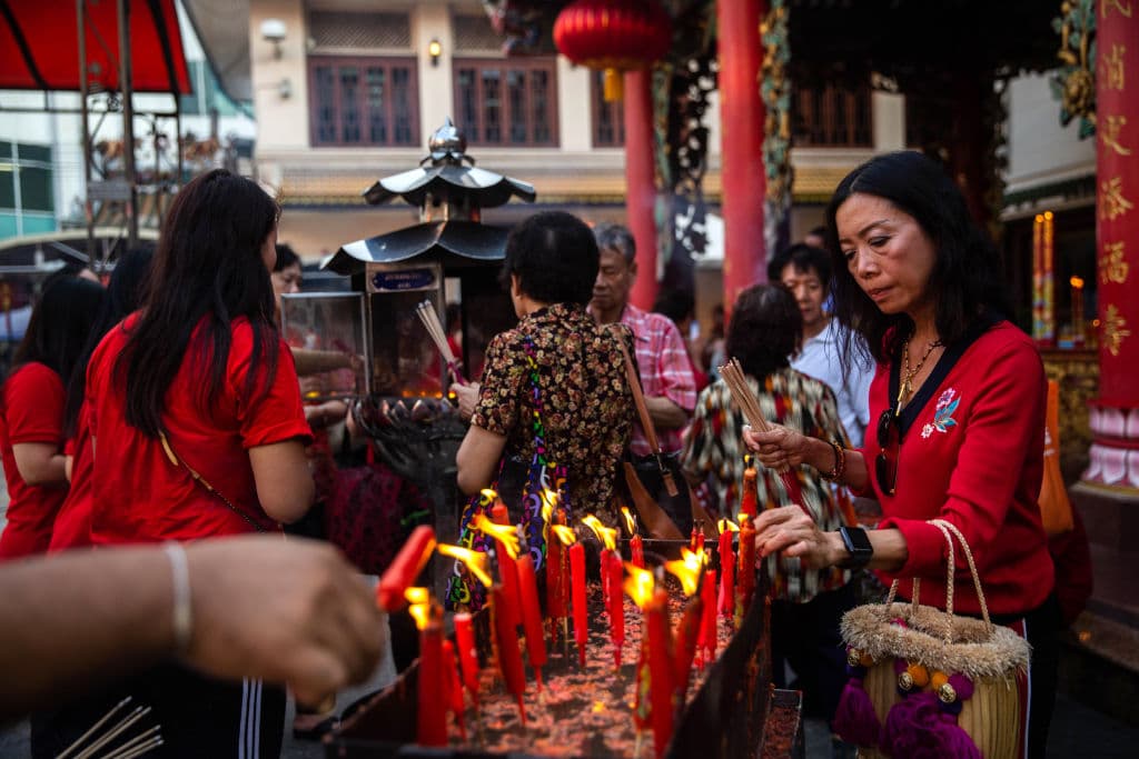 Utilizar el tipo de incienso indicado y las velas de color sugerido.
<br>Vestirte de rojo, ¡eso es muy importante!
<br>Esto lo harás en todos los signos además de lo que verás a continuación.