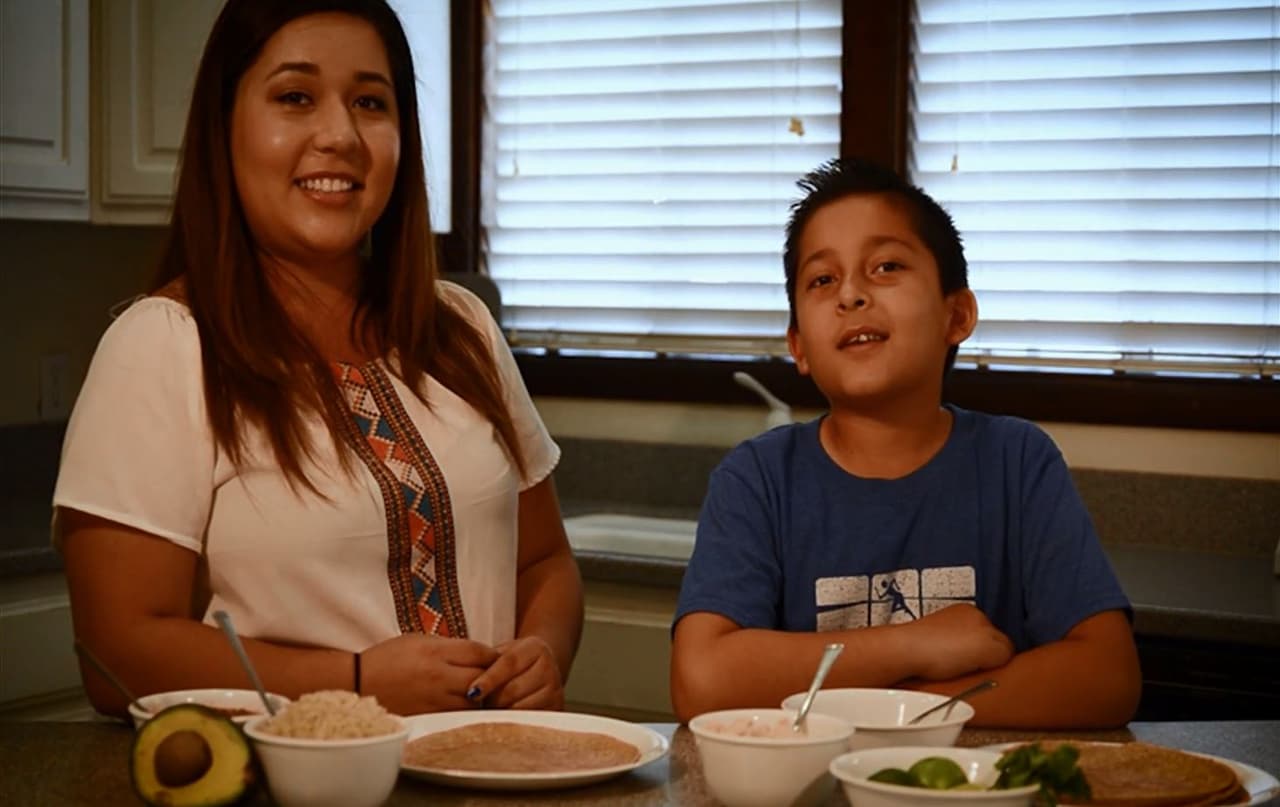 <b>Favoritos saludables</b>: un simulacro de programa de YouTube presentado por una madre y su hijo muestra cómo reinventar versiones más saludables de sus platos favoritos.