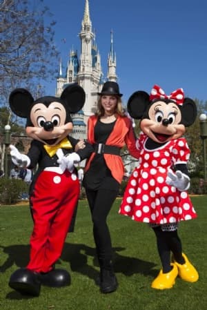Ana Bárbara ha estado en distintas ocasiones visitando la casa de Mickey y Mimi, y en cada ocasión no se pierde su foto con ellos.