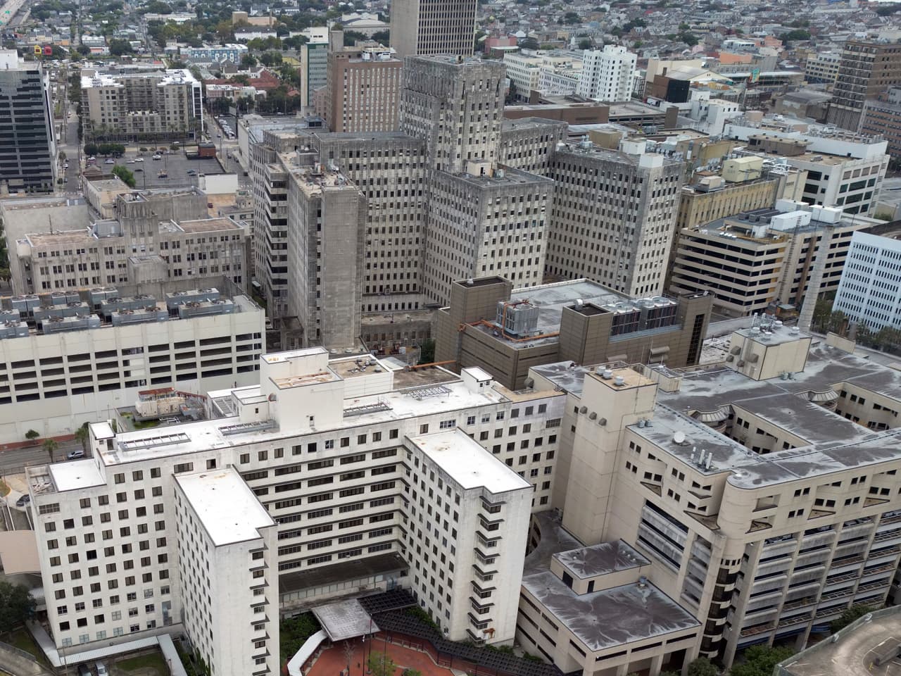 <b>2.- Nueva Orleans, Luisiana:</b> El segundo puesto del ranking corresponde a esta ciudad, donde un adulto soltero necesita 84,406 dólares al año para vivir cómodamente. En el caso de una familia trabajadora de cuatro integrantes, el ingreso requerido asciende a 197,766 dólares anuales. Sin embargo, el ingreso medio de los hogares es de 58,821 dólares, una cifra que queda muy por debajo de ese nivel.