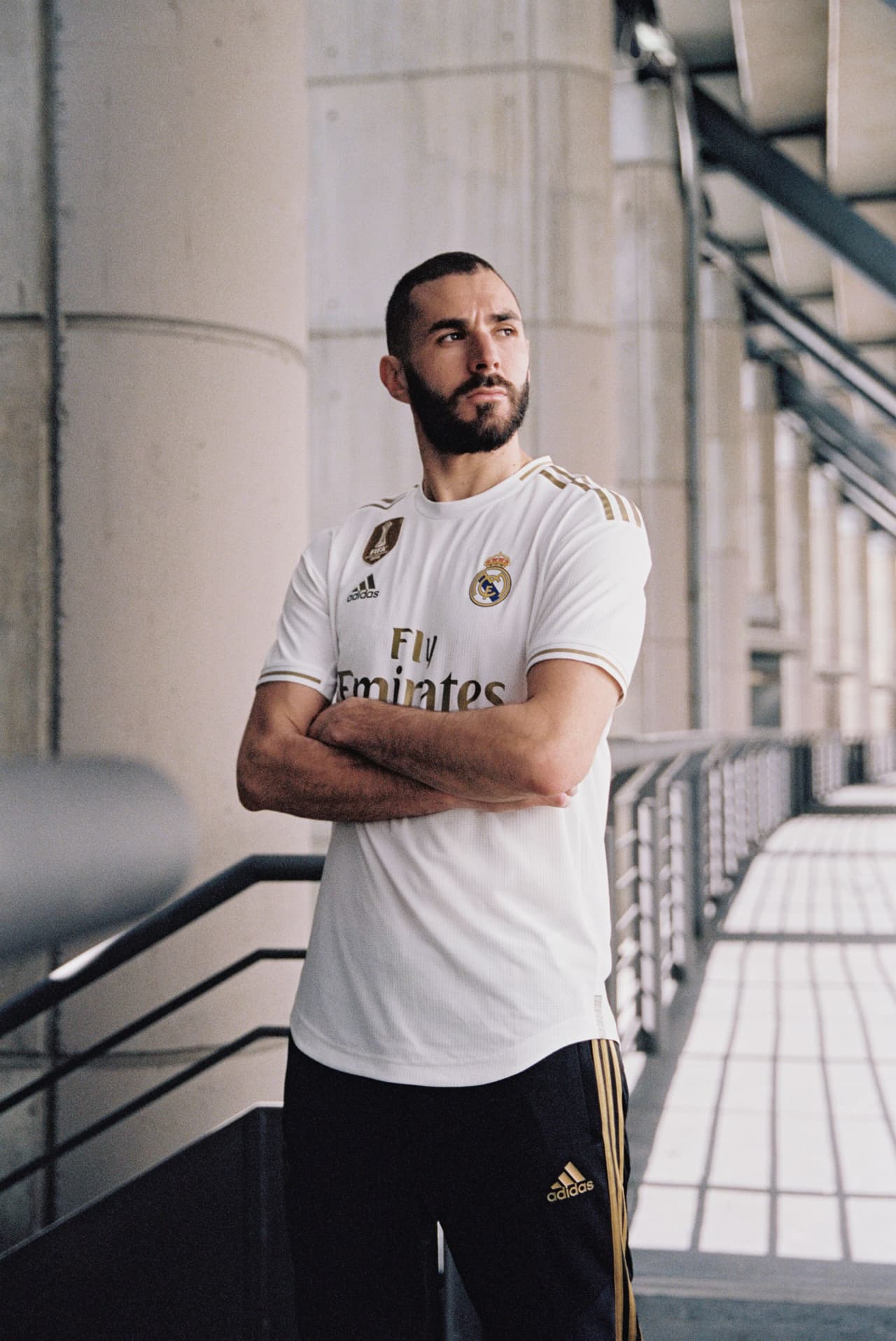 Ya es oficial: el Real Madrid vuelve a combinar su blanco tradicional con los detalles dorados como aquella playera de la temporada 2011/12. Este jersey, muy sencillo, fue presentado por los jugadores del primer equipo en las redes sociales del club.