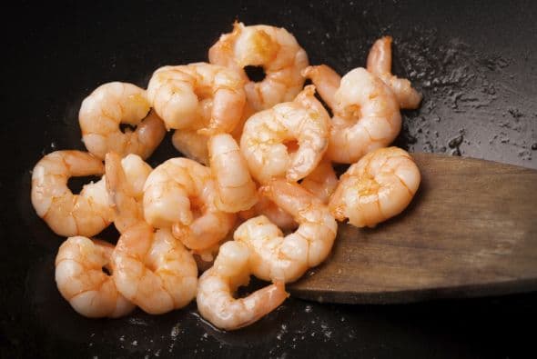 Saltea 12 onzas (340 gr) de camarones pequeños descongelados, hasta que estén firmes, opacos y levemente dorados (unos tres minutos). Quita del fuego y reserva.