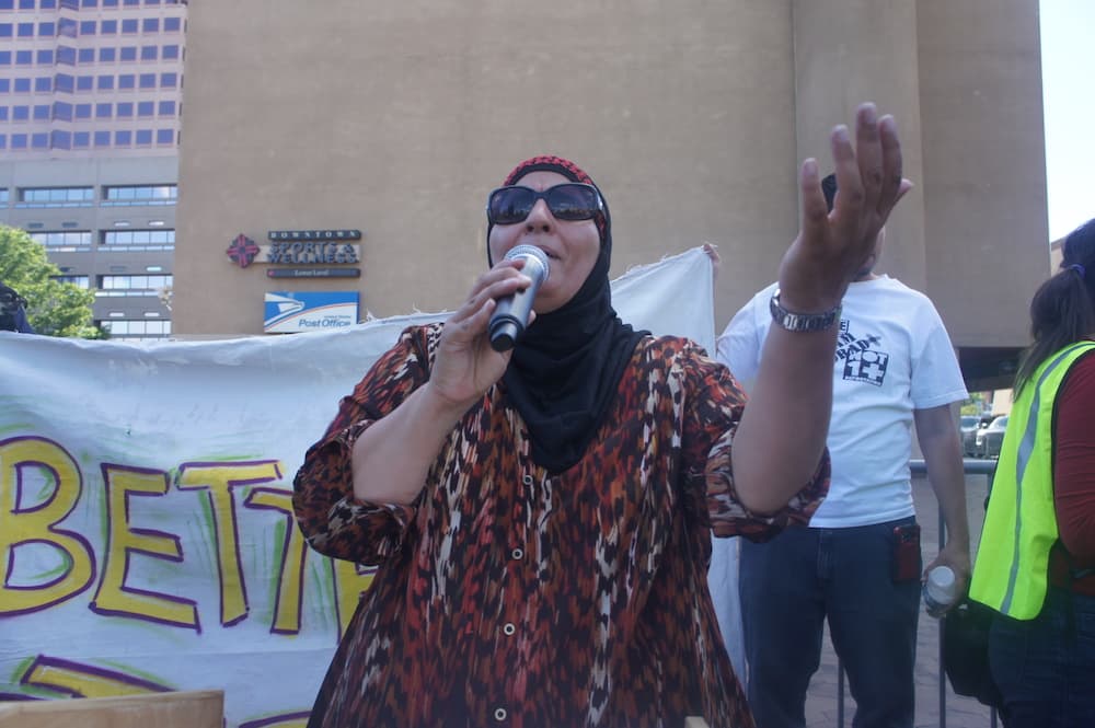 También representantes de la comunidad musulmana descontentos con Trump se sumaron a la protesta