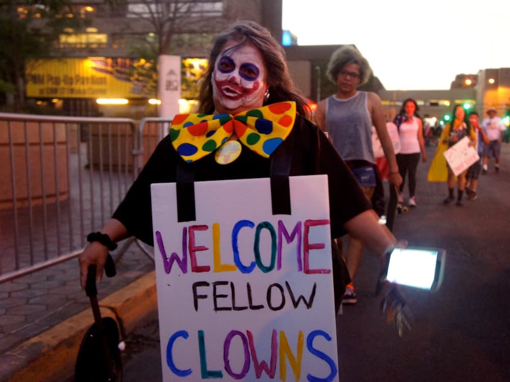 Gente llegando a la protesta contra Trump en Nuevo México