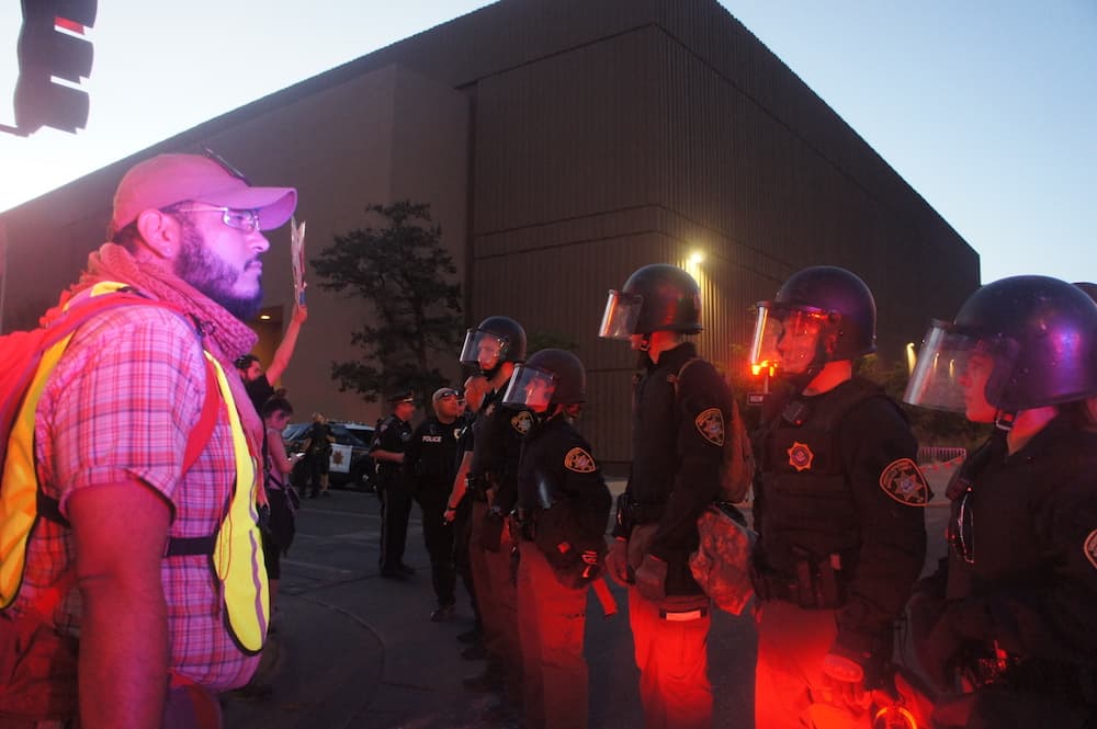 La policía repelió con gases la protesta anti-Trump en Albuquerque