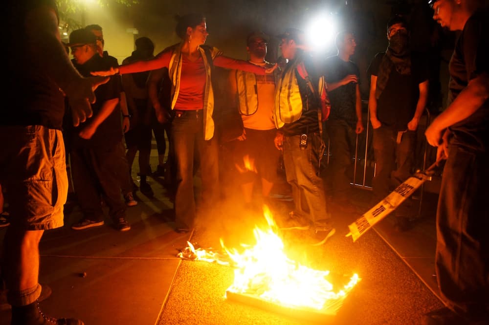 Los manifestantes quemaron material propagandístico de Donald Trump