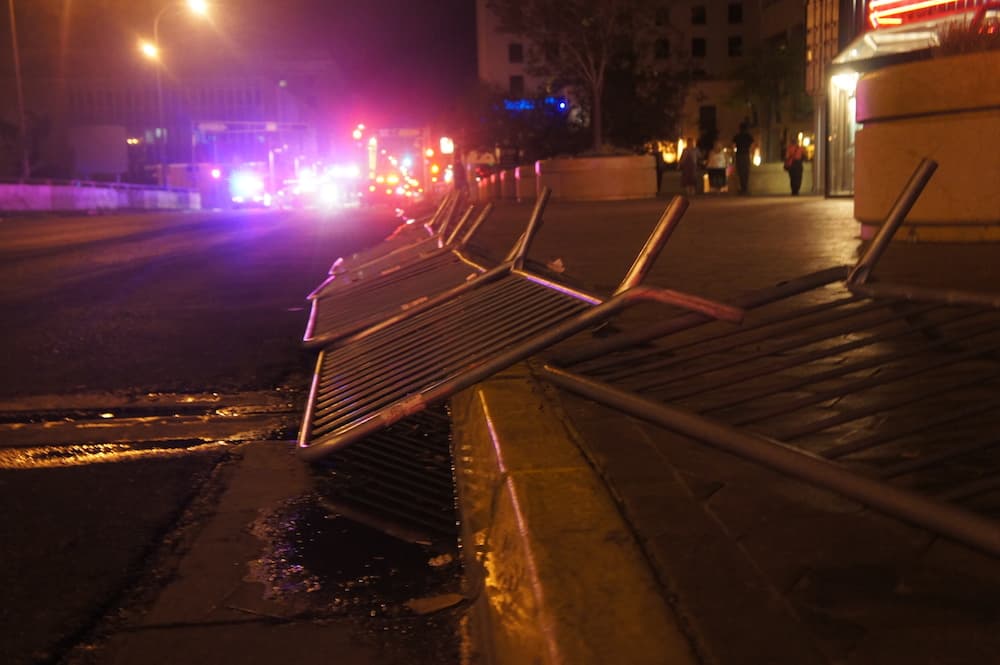 Algunos manifestantes lograron traspasar la barrera que había colocado la policía