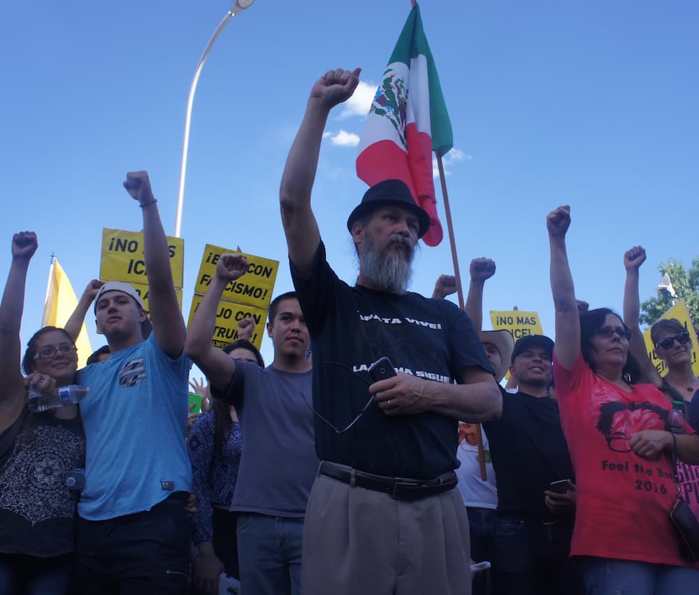 Mientras el republicano ofrecía un mitin el centro de convenciones, cerca de 2,000 manifestantes anti-Trump se congregaron en los alrededores