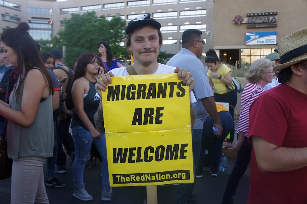 Representantes de organizaciones sociales también participaron en la concentración contra Donald Trump