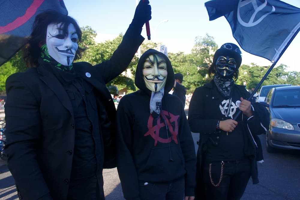 Algunos manifestantes prefirieron escudarse en máscaras de Annonymous