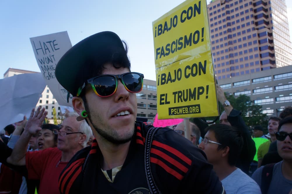 Manifestantes anti-Trump de Nuevo México tildan su discurso de fascista y xenófobo
