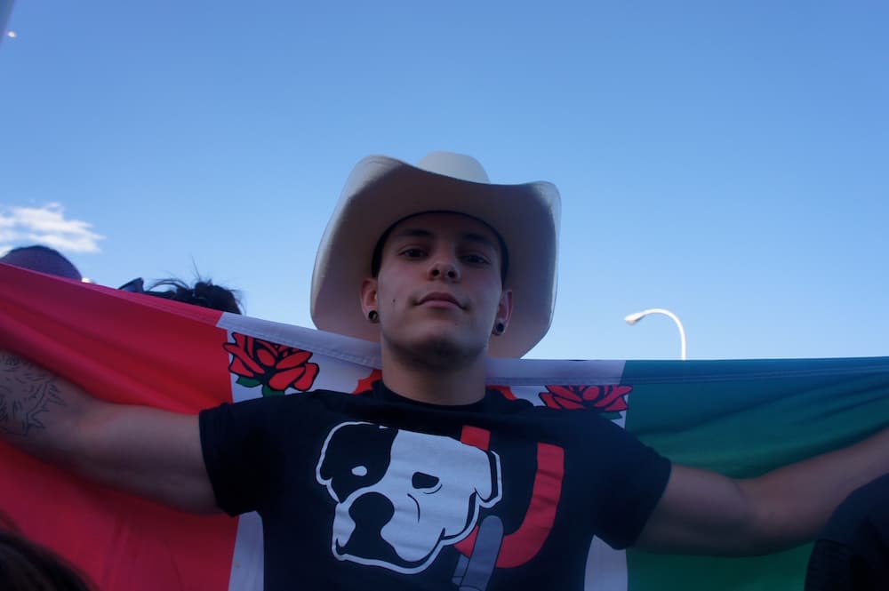 Mostraron muchas banderas de México en señal de repudio a sus comentarios sobre los mexicanos