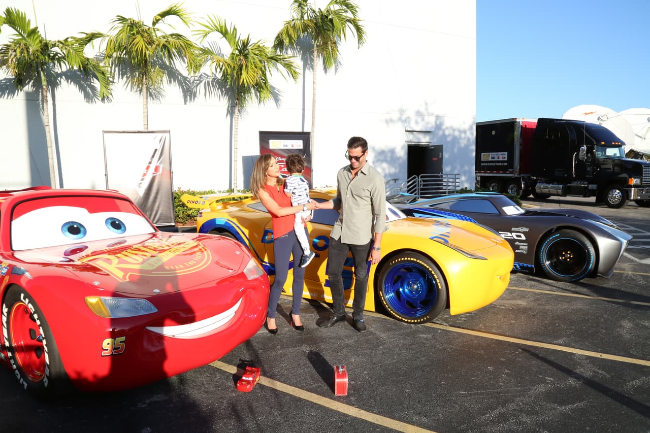 Pero él no podía dejar de ver a sus compañeritos de juego, pero de tamaño real.