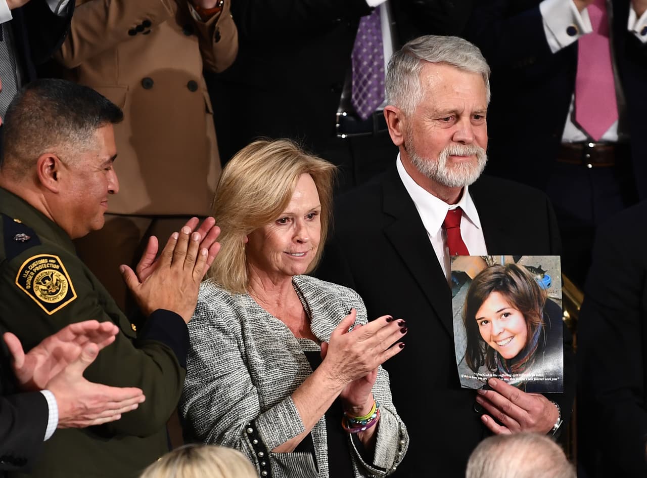 Donald Trump saludó a Carl y a Marsha Mueller, padres de Kayla Mueller. La joven (en la fotografía que sostienen sus padres) era una trabajadora humanitaria de Arizona que fue capturada y asesinada por el grupo Estado Islámico en Siria en 2015.