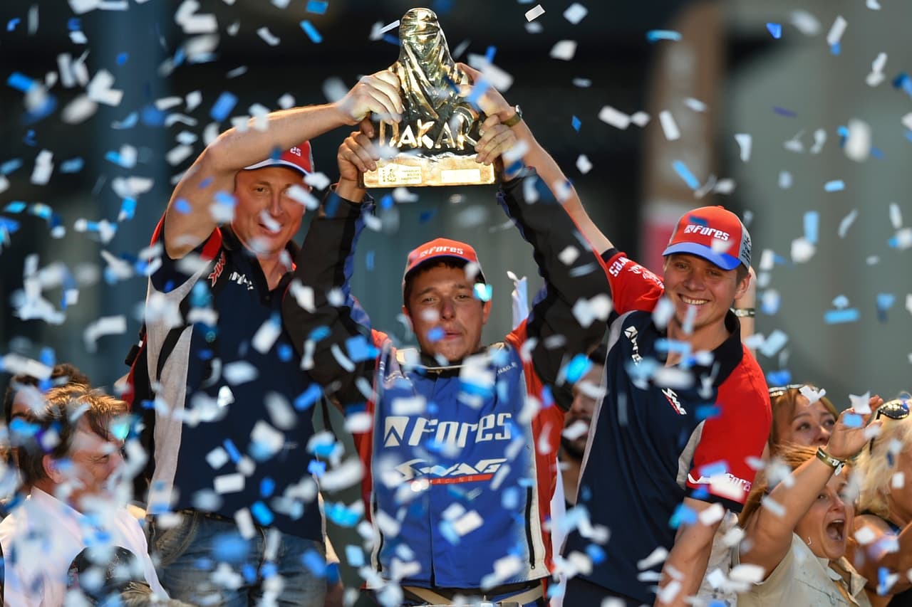 <b>Quads:</b> Los cuadriciclos, disciplina que se separó de la clase Motos cuando el Dakar pasó a Sudamérica en 2009, fue mayormente dominada por pilotos de esa región. Pero en 2017, la victoria fue para el ruso 
<b>Sergey</b> 
<b>Karyakin</b>, de 25 años, con un 
<b>Yamaha Raptor 700.</b>