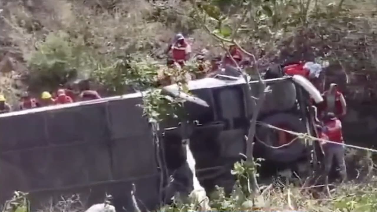 Autobús cae al fondo de un barranco en México: al menos 18 personas murieron y 20 resultaron heridas