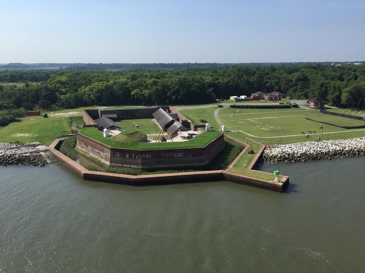 <b><a href="https://www.chsgeorgia.org/Old-Fort-Jackson.html">Old Fort Jackson (Savannah)</a></b>. El fuerte restante más antiguo del estado se remonta a 1808 e incluye una serie de exhibiciones de la Guerra Civil y otras militares. Se ofrecen programas diarios de disparos de cañones.
<br>
<br>
<b><a href="https://goo.gl/maps/Pso8bPL4EmvBm3wY8">Cómo llegar</a></b>