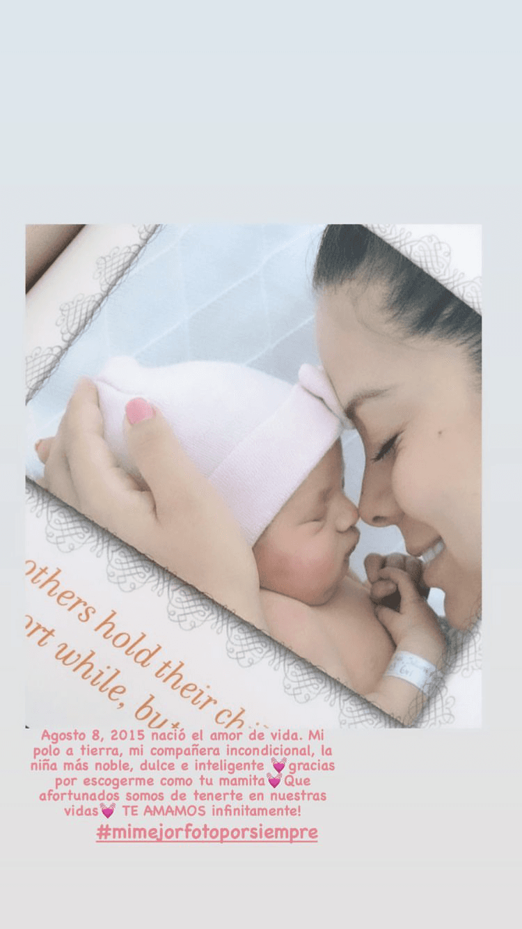 Quien tampoco dejó pasar tan importante fecha fue su esposa Juliana que compartió esta postal de Anabella recién nacida: "Gracias por escogerme como tu mamá. Qué afortunados somos de tenerte en nuestras vidas", escribió.