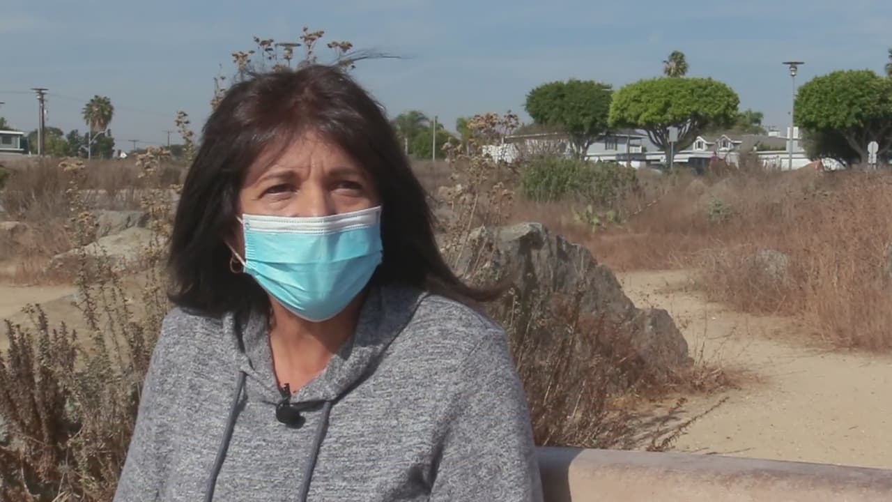 Se trata de Cecilia Sandoval, de 61 años y quien vio morir a su hermano por el virus, razón por la que decidió servir como voluntaria de la investigación que adelanta la farmacéutica Pfizer para desarrollar una vacuna que evite más fallecimientos. “Soñé con mi hermano y me dijo que tratara de ayudar a los demás”, comentó la mujer, que ya ha recibido dos dosis del tratamiento sin padecer síntomas o efectos secundarios.