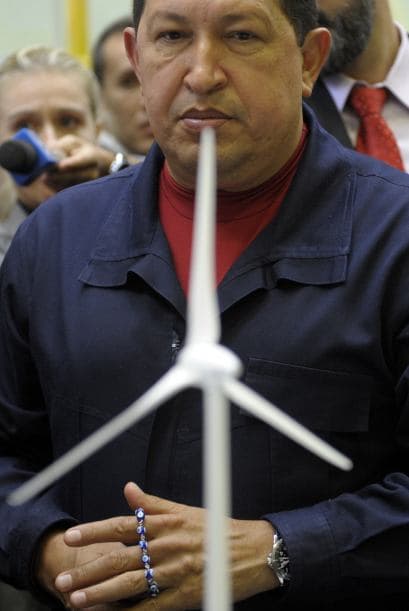 Dentro de las medidas que han causado controversia, Chávez intentó modificar la Constitución venezonala en 1999.