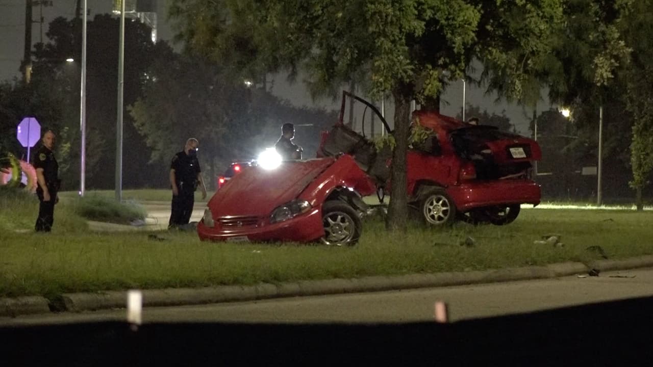 El hombre, de entre 25 y 30 años, conducía a alta velocidad y perdió el control de automóvil.