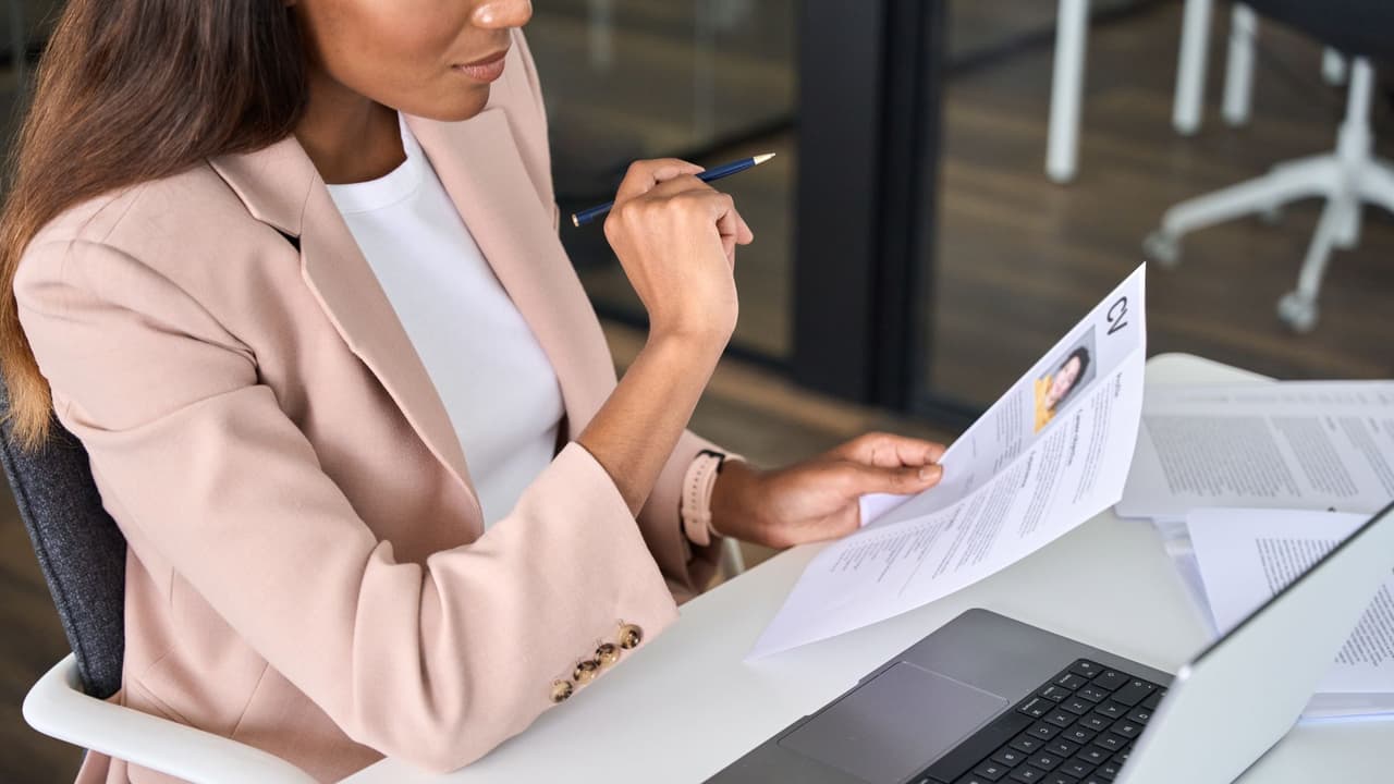 <h3 class="cms-H3-H3">Programas adicionales </h3>
<br>
<b>RESEA: </b>Algunas personas son seleccionadas para el programa de Reemployment Services. Es obligatorio y ofrece orientación personalizada y un plan de reempleo.
<br>
<b>Capacitación laboral:</b> A través de las juntas locales y el programa WIOA, puedes recibir cursos o certificaciones para mejorar tus opciones de empleo.
<br>
<b>Rapid Response:</b> Si tu empresa hizo un despido masivo, hay sesiones en el lugar para ayudar a los trabajadores afectados.
<br>
<b>Vocational Rehabilitation:</b> Para personas con discapacidad, con apoyos para prepararse o mantenerse en un empleo.
<br>
<b>Shared Work:</b> Programa que complementa ingresos cuando el empleador reduce horas en lugar de despedir.