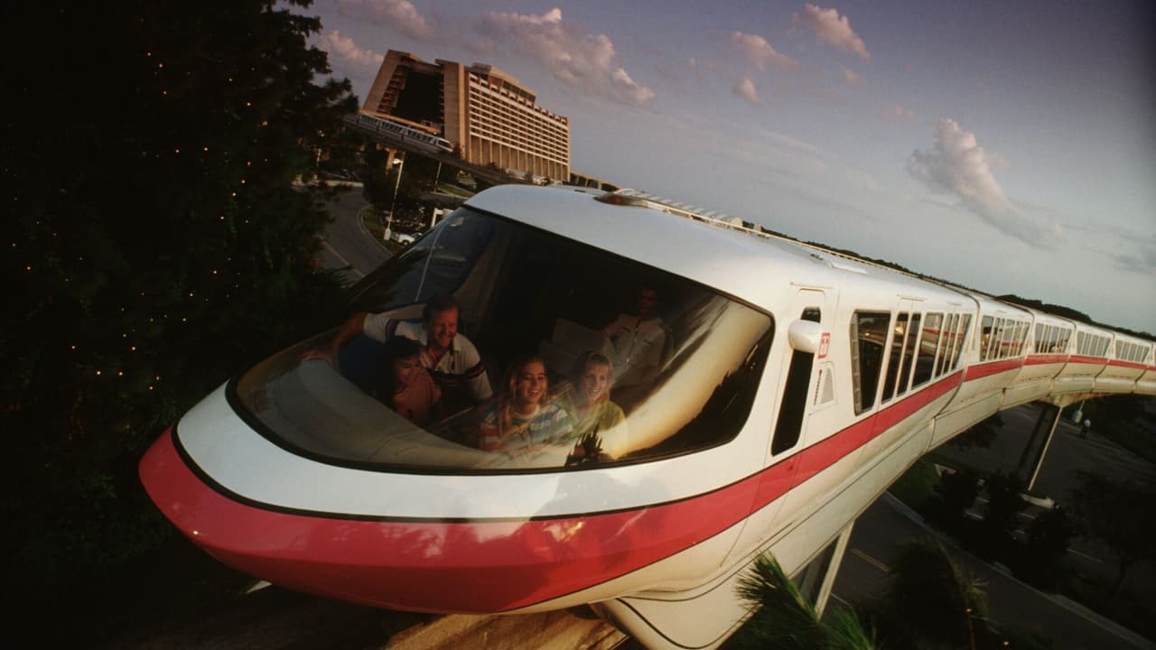 Rayo impacta monorriel de Disney World: Pánico y caos entre visitantes atrapados