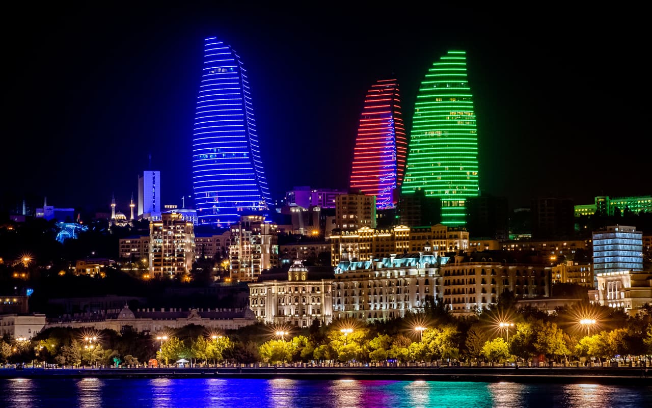 Bakú será la sede de la Final de la Europa League entre Chelsea y Arsenal. La capital de Azerbaiyán, que recibirá el duelo del miércoles 29 de mayo, ofrece espectaculares postales.