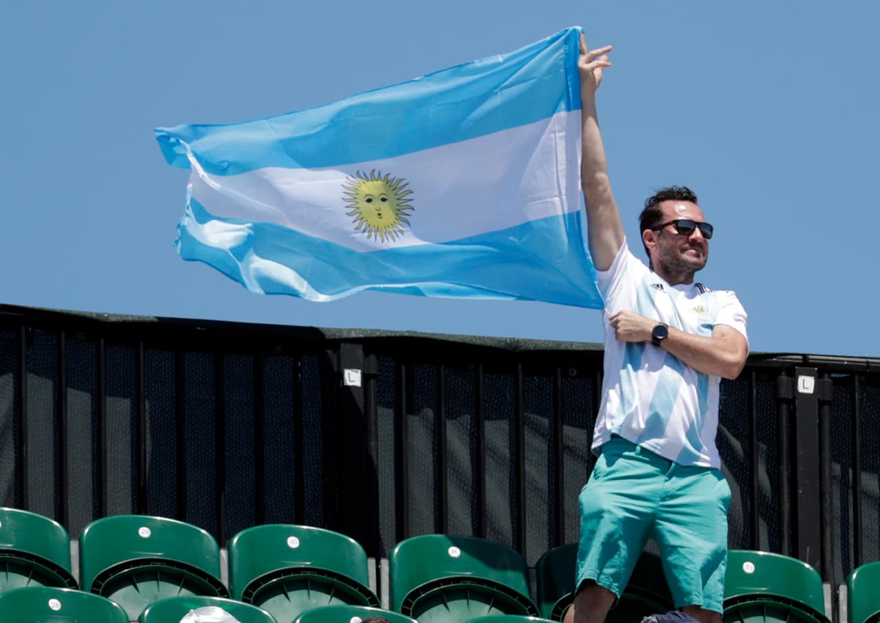 <b>Argentinos.</b> Son 278,000 en Estados Unidos. 43% tiene educación universitaria, 74% son ciudadanos estadounidenses, el 56% posee casa propia y su promedio de edad es de 39 años. Tienen un ingreso anual promedio de 68,000 dólares, el más alto de la lista y sólo el 8% están bajo la línea de pobreza (el menor del grupo). 
<br>
<br>