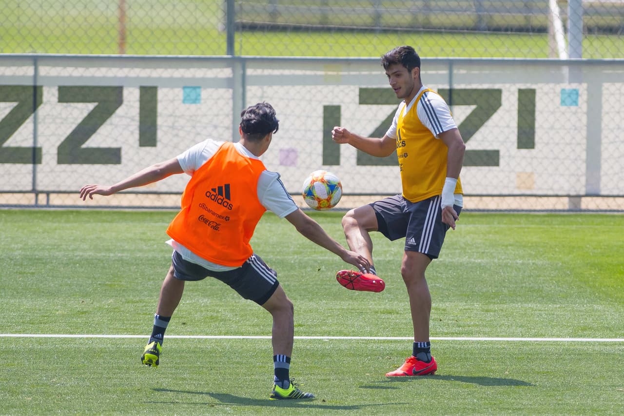 El argentino Gerardo Martino, técnico de la 
<b>Selección Mexicana</b>, realiza ajustes con los 
<a href="https://www.univision.com/deportes/futbol/mexico/los-rostros-de-gerardo-tata-martino-en-la-rueda-de-prensa-de-cara-a-la-copa-oro-fotos" target="_blank">jugadores de su convocatoria</a> para la 
<b>Copa Oro</b>, su primer reto en un torneo oficial con el 'Tri'.
