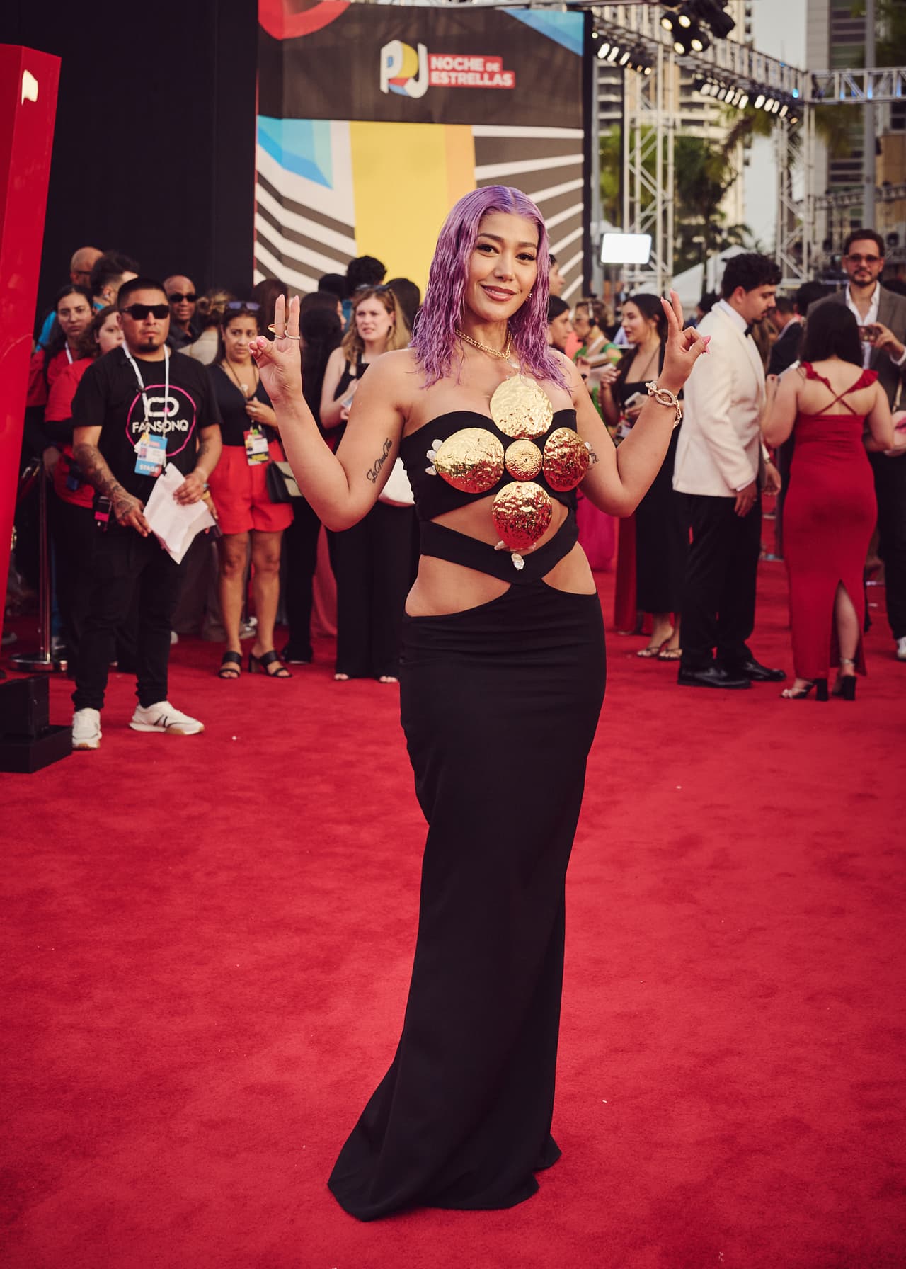Fariana desfiló por la alfombra roja con un atuendo strapless.