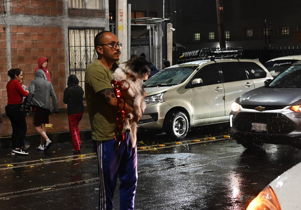 Mientras en la capital no se reportaron por el momento heridos ni grandes daños materiales, en el estado de Guerrero se reportó un fallecido, al caerle un poste encima por el temblor.