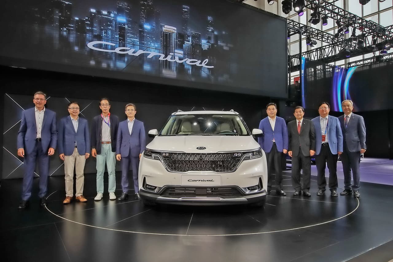 Kia también hizo presencia con la rediseñada minivan Carnival.