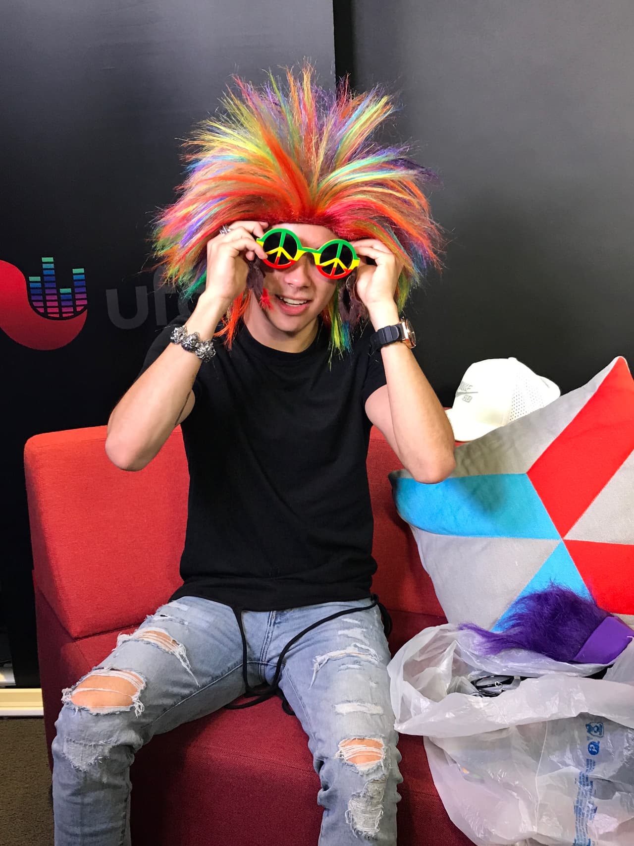 Así se divierte Mario Bautista durante sus entrevistas.