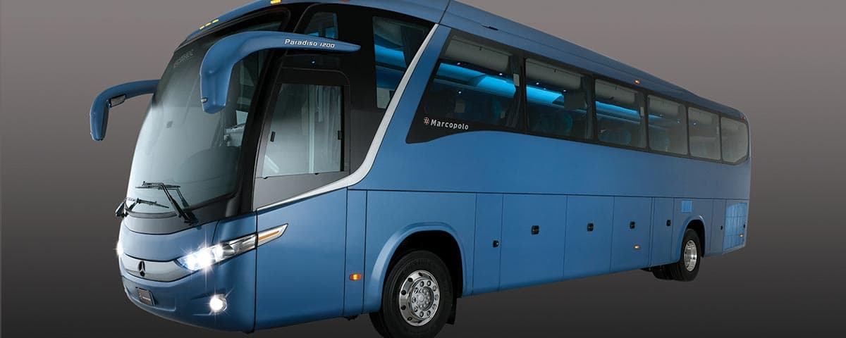 El
<b>Mercedes-Benz Paradiso 1200 </b>trae el mismo
<b>motor de seis cilindros</b> que el Paradiso 1350 que usa el América. Contiene tres tanques de combustible, que totalizan una capacidad de 158 galones (600 litros).