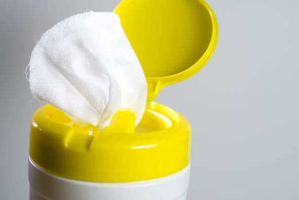 El Dr. Chapman dice que muchos supermercados están dandole a los visitantes toallitas desinfectantes. Si no, es una buena idea llevar sus propias toallitas, principalmente para limpiar el carrito. Solo asegúrese de que las toallitas estén en la lista registrada con la 
<a href="https://www.epa.gov/pesticide-registration/list-n-disinfectants-use-against-sars-cov-2?mod=article_inline" target="_blank">Agencia de Protección Ambiental</a>.