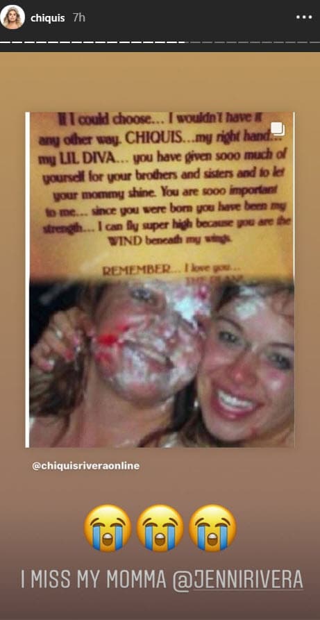 En una fecha tan especial, a Chiquis le dio nostalgia y compartió una imagen que uno de sus clubes de fans le envió, en ella, retomaron un mensaje que Jenni le había dedicado varios años atrás.