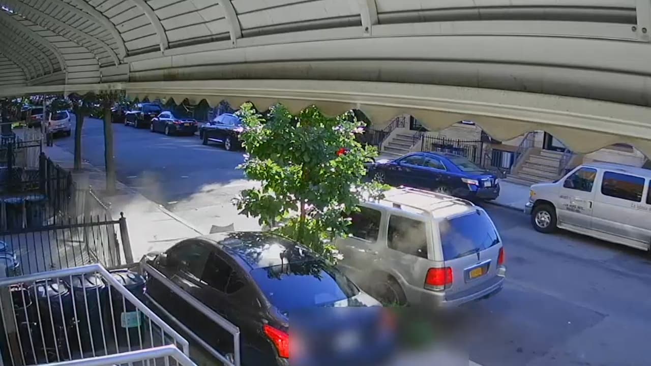 Video: Joven de 19 años conduce en la acera y se estrella tratando de escapar de dos autos en Brooklyn