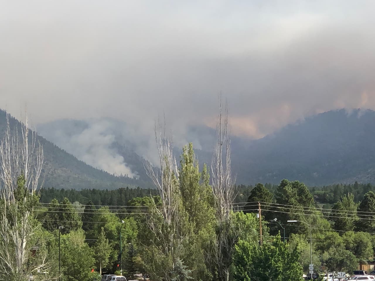 “La vista de hoy del #MuseumFire sobre nuestra casa desde la ciudad”, 
<a href="https://twitter.com/fanofnmtn/status/1153351333220474880/photo/1" target="_blank">dice una </a>
<br>nativa de Bisbee, Arizona.
<br>
